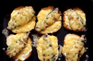 Бутерброды со шпротами в духовке - фото шаг 6