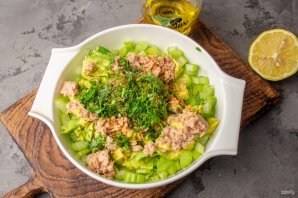Салат с тунцом, сельдереем и авокадо - фото шаг 6