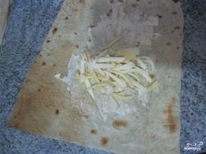 Конвертики из лаваша с сыром и зеленью - фото шаг 3