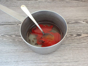 Селедка в томатном соусе с луком - фото шаг 2