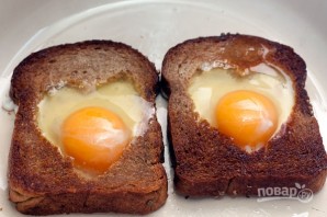 Яйцо в хлебе - фото шаг 4
