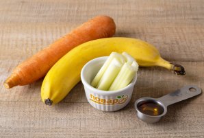 Фруктово-овощной смузи из сельдерея, моркови и банана - фото шаг 1