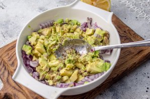 Праздничный легкий салат с семгой и авокадо - фото шаг 3