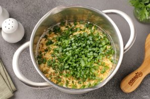Творожные лепёшки с сыром и зеленью - фото шаг 4
