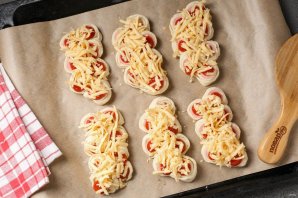 Сосиски в тесте "По-новому" с кетчупом и сыром - фото шаг 9
