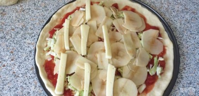  Пицца с капустой, яблоками и помидорами - фото шаг 4