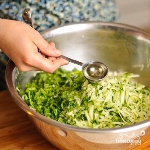 Салат из капусты и огурцов - фото шаг 11