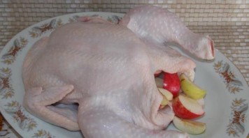 Курица, фаршированная яблоками, в духовке - фото шаг 4