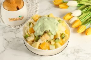 Фруктовый салат с заправкой из авокадо и йогурта - фото шаг 5