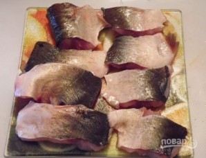 Рыба под сметанным соусом в духовке - фото шаг 1