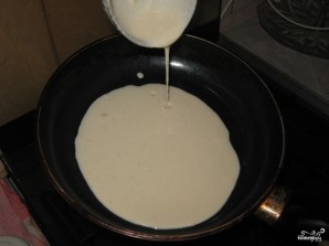 Блины на кислом молоке тонкие с дырочками - фото шаг 4