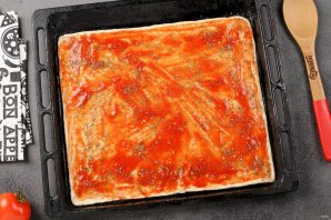 Квадратная пицца с колбасой - фото шаг 5