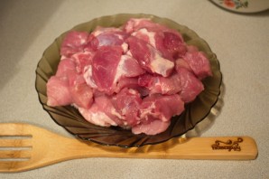 Свинина, тушеная с картошкой - фото шаг 1