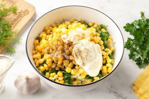 Салат с яйцом, сыром, кукурузой и огурцом - фото шаг 7