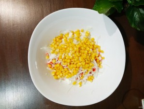Крабовый салат с капустой и кукурузой - фото шаг 3