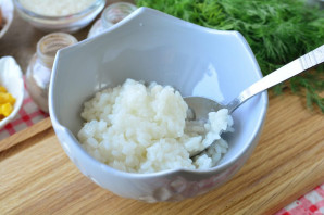 Салат с рисом и яйцом - фото шаг 2
