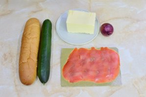 Бутерброды с горбушей соленой - фото шаг 1