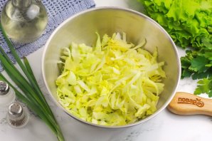 Салат из свежей капусты и крабовых палочек - фото шаг 2