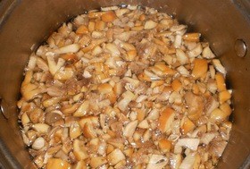 Пирожки из слоеного теста с грибами и картошкой - фото шаг 5