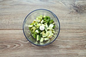 Смузи из авокадо, киви и сельдерея на яблочном соке - фото шаг 4