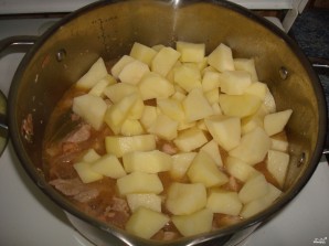 Картофель, тушенный со свининой - фото шаг 7