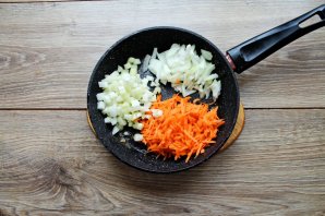 Треска с овощами на сковороде - фото шаг 3