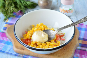 Крабовый салат с помидорами и кукурузой - фото шаг 7