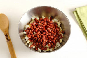 Салат с красной фасолью и ветчиной - фото шаг 6