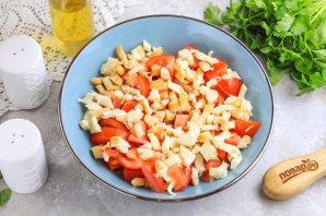 Салат с копченым сыром и помидорами - фото шаг 3
