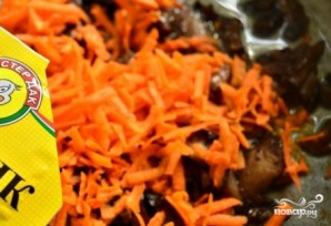 Морковь с грибами тушеная - фото шаг 4
