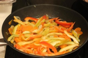 Свинина с овощами на сковороде - фото шаг 5