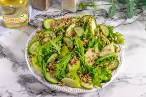 Салат из рукколы с семечками - фото шаг 5