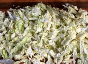 Салат капустный с кукурузой и яблоком - фото шаг 3