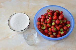 Варенье из клубники в мультиварке - фото шаг 1
