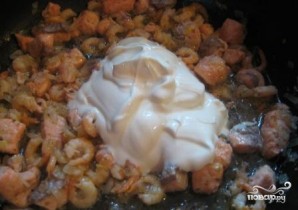 Семга с креветками в сливочном соусе - фото шаг 8