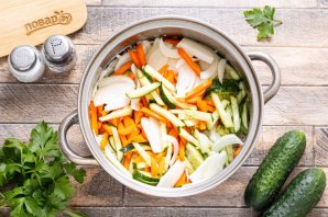 Салат из капусты и огурцов на зиму - фото шаг 6