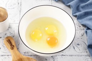 Гренки с молоком и яйцом - фото шаг 2