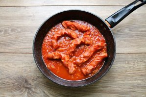 Сосиски на сковороде тушеные в томатном соусе - фото шаг 7
