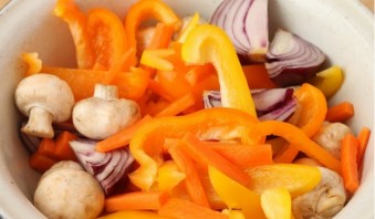 Курица с овощами в рукаве в духовке - фото шаг 2
