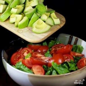 Зеленый салат с помидорами и авокадо - фото шаг 9