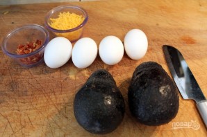 Яйцо, запеченное в авокадо - фото шаг 1