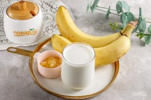 Горячий молочный напиток с бананом и медом - фото шаг 1