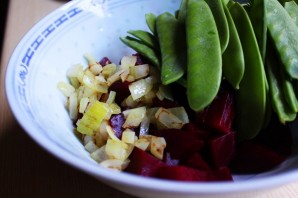 Простой салат из свеклы вареной - фото шаг 4