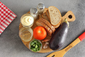 Бутерброды с баклажанами и помидором - фото шаг 1