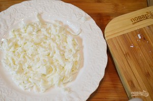 Салат "Нежный" с крабовыми палочками и сыром - фото шаг 1