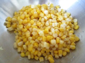 Простой салат с кукурузой - фото шаг 3