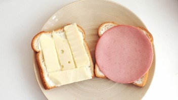 Бутерброды с колбасой и сыром - фото шаг 3