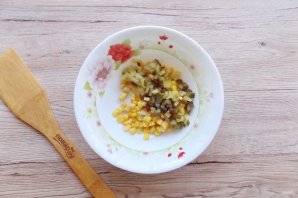 Салат "Желтый одуванчик" с кукурузой - фото шаг 3
