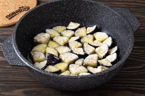 Овощной салат с баклажанами и пикантной заправкой - фото шаг 4