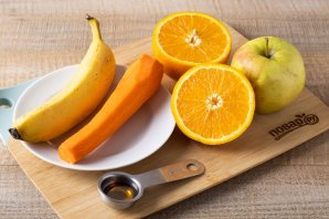 Яблочно-банановый смузи с апельсином и морковью - фото шаг 1